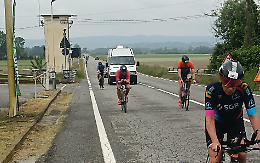 Ciclisti ovunque, strada nel caos: “Se ci scappava il morto?”