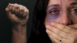 Maltrattamenti e pugni alla compagna: lite finisce male