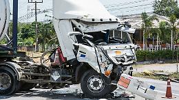 Chieri, ancora un camion incastrato sotto il ponte tra strada Fontaneto e Cambiano: traffico in tilt e cassone distrutto