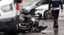 Scontro tra auto e moto in via Jervis a Ivrea: ferito un uomo di 68 anni, traffico rallentato e paura tra i passanti