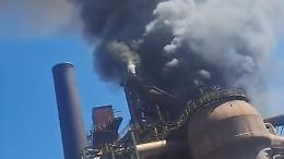Incendio all’ex Ilva di Taranto: fiamme e nube nera dall’Afo1, polemiche e paura (VIDEO)