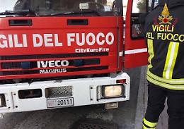 Furgone si ribalta all’incrocio: paura in strada