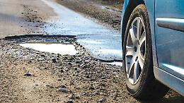 Strade rotte e rabbia a Valperga: un ciclista cade e i cittadini insorgono