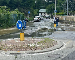 Ivrea affonda ancora: tubo esploso alla Polveriera, traffico in tilt