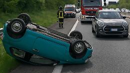 Nichelino, paura in tangenziale: scontro tra due auto, una si ribalta in un fosso