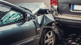 Paura sull’A5 Torino-Aosta: scontro tra due auto a Foglizzo, una si ribalta nel prato