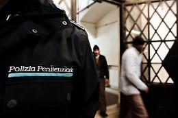 “Donne incinte costrette ai turni operativi”: esplode la protesta davanti al carcere minorile di Torino