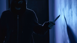 Torino, ragazzo accoltellato nella notte in via Sansovino: è caccia all’aggressore