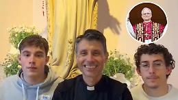 Leone XIV è il nuovo papa: a San Mauro i giovani lo celebrano nel nome di Maria (VIDEO)