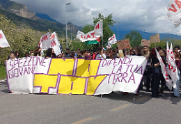 Susa, migliaia in marcia contro la Tav: stazione chiusa con i nastri, 13 sindaci in corteo
