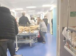 Ospedali saturi, letti finiti: la sanità pubblica scarica i malati per terra