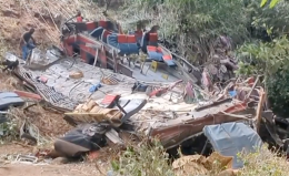 Bus di pellegrini precipita in burrone: 21 morti