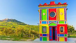 La chiesa più colorata d’Italia? Esiste davvero ed è un capolavoro tra vigne e colline del Piemonte