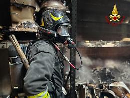 Fiamme in un magazzino edile: sei squadre dei Vigili del Fuoco in azione per domare l’incendio