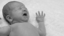 Torino, una neonata di due mesi, sedata e nascosta in una busta della spesa: emergono dettagli inquietanti