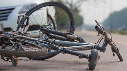 Biellese, drammatico scontro tra auto e bici sulla provinciale: grave un ciclista di 70 anni