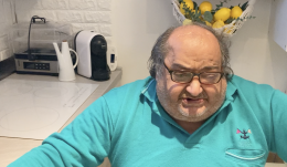 Cieco, invalido, abbandonato: “Lo Stato mi ha condannato a restare prigioniero in casa”