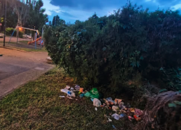 Il parco giochi di via Maestro Rossi circondato dai rifiuti 