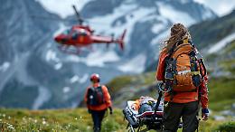 Malore mentre porta il fieno alle capre in alpeggio: 73enne salvata in extremis con l’elisoccorso del 118