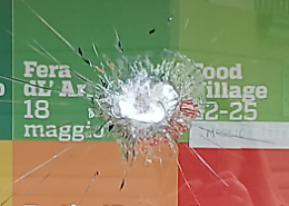 Vandalizzata la sede della Pro Loco nella notte: vetri rotti e tanta rabbia