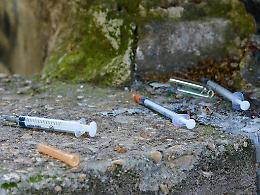 Rondissone, siringhe usate sotto il ponte