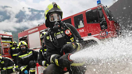 Getta una sigaretta in mezzo a fusti di alcol. A fuoco un magazzino di Settimo Torinese