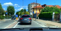 Tampona tre auto, dice che stava mangiando mentre guidava. Si accosta e poi scappa 