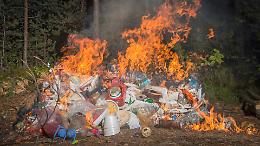 Canavese, brucia una discarica abusiva a due passi dalle case: rifiuti in fiamme nella notte