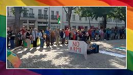 “La fame non è un’arma”: bandiere per la pace a Rivarolo, in tanti al flash mob per Gaza (VIDEO)