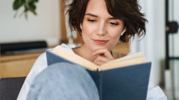 Libri letti in un anno in calo mentre sale il tempo online