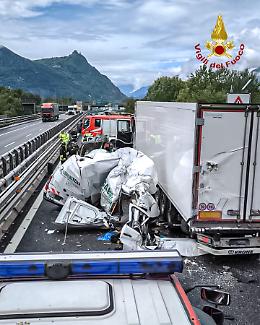 Incidente sulla A32, scontro tra due mezzi: traffico bloccato in entrambe le direzioni