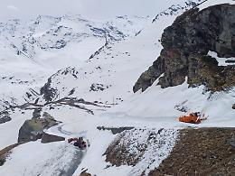 Neve abbondante sul Colle del Nivolet: slitta la riapertura della strada
