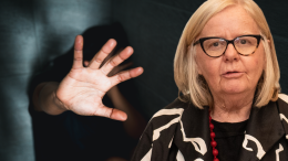 L'assessora Colosso firma protocolli. Ma tace sullo stupro di una minorenne