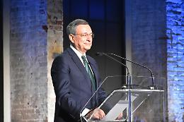 Premio a Draghi, fischi e fuoco davanti alle OGR: bandiere bruciate, striscioni contro l’Ue e un fantoccio con la coppa “guerra e miseria”
