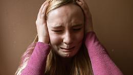 “Non lasciatela viva”: 14 anni, aggredita a Torino da un branco di adolescenti mentre l’ex incitava al telefono