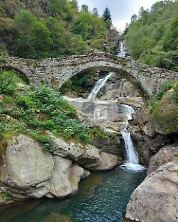 Fondo, la valle che nutre l’anima: in autunno torna la NutriTrek tra pietra, acqua e consapevolezza