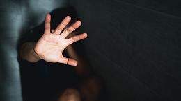 “Vendichiamoci dei nostri ex”: poi la picchia e cerca di stuprarla