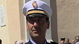 Il bacio alla sindaca, i messaggi e il monopattino: il comandante sotto processo