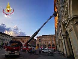 Allarme in piazza San Carlo: calcinacci cadono da un edificio, vigili del fuoco in azione