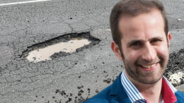 Ivrea: buche ovunque, rabbia sui social e rattoppi discutibili