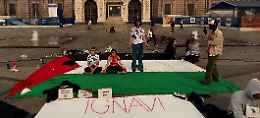 Presidio permanente per la Palestina in piazza Castello: “Vogliono sgomberarci, ma noi restiamo”