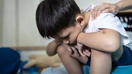 Due bimbi tra i rifiuti e il crack: la madre scomparsa si giustifica così. “Forse è meglio che non torni più”