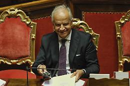 Mafia nei Comuni, Piantedosi apre a un’alternativa allo scioglimento: è bufera politica
