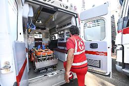 Moto sorpassa mentre l’auto svolta: donna incastrata sotto il guardrail e gravissima al CTO