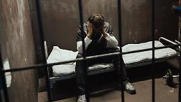 Detenuto dà fuoco alla cella e lancia escrementi contro gli agenti: “Emergenza salute mentale in carcere”