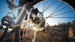 Cade da solo in mountain bike e muore a 61 anni: il corpo ritrovato dopo l’allarme degli amici