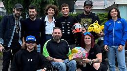 Caschi d’arte per il cuore: i bambini del Regina Margherita colorano la velocità per solidarietà e speranza