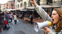 Protesta al mercato di Chivasso contro la TARI: sindacati in piazza