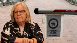 "Io non posso entrare": camposanto vietato ai cani