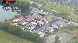 Blitz a Settimo nel campo nomadi scopre villetta abusiva e materiale esplosivo (VIDEO)